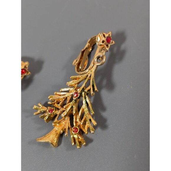 Vintage Gold Tone Red Rhinestone Christmas Tree Star Dangle Earrings Clip On - Picture 3 of 9